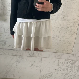 Vit chelsea kjol storlek S - Vit volangkjol från märket Chelsea i storlek S, 150kr