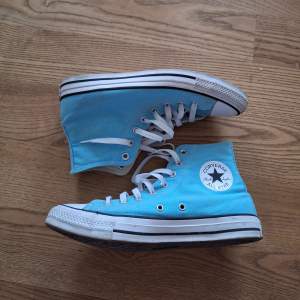 Superköna ljusblåa converse som anväts sällan, därmed inga slitningar🌺 Hör av er för fler bilder💗 !OBS! Skorna tvättas innan de skickas🌟