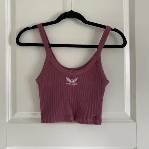 lila topp - lila topp från Bershka som aldrig använts, ribbat material💗