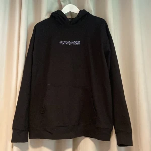 Worldwide Hoodie - Hej! Säljer denna oanvända hoodien från Bohoo. Säljer på grund av att den är för liten för mig. Fits Medium. Hör av er vid funderingar och även bud😊