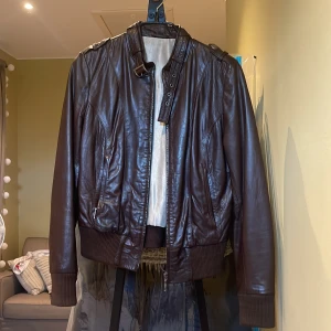 vintage läder jacka  - super snygg läder jacka från 90-talet i perfekt skick. storlek 34🫶