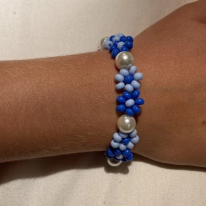 Armband  - Jättegulligt armband som är handgjord❤️ passar på många eftersom det finns en förlänings kedja se bild 2 och 3❤️