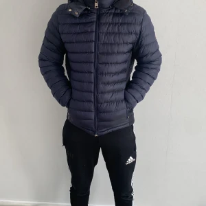 Moncler Jacka - Frän moncler jacka, Size M (1 i moncler termer) Ungen i andra bilden kommer med i köpet. Finns i timrå. Ni får betala för frakten, pruta gärna jag gillar att argumentera