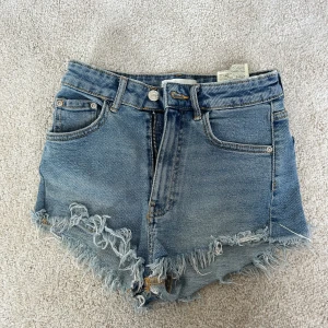 Jeansshorts - Jeansshorts från zara, storlek 32