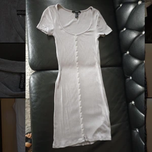 Grå klänning  - Min favorit klänning ska säljas nu! Är från forever 21 och är i storlek S. Sitter så fint och har fått många komplimanger. Köparen står för frakten ❤️
