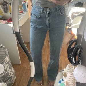 jeans - blåa jeans från pull&bear. använda en del men fortfarande i fint skick. har ett litet litet hål i högra fickan ifrån min telefon men annars inga defekter💘