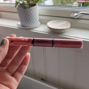 Läppglans  - Säljer detta oanvända läppglanset från nyx. Aldrig använd eftersom jag köpte fel färg. Hör gärna av dig om fler frågor❤️