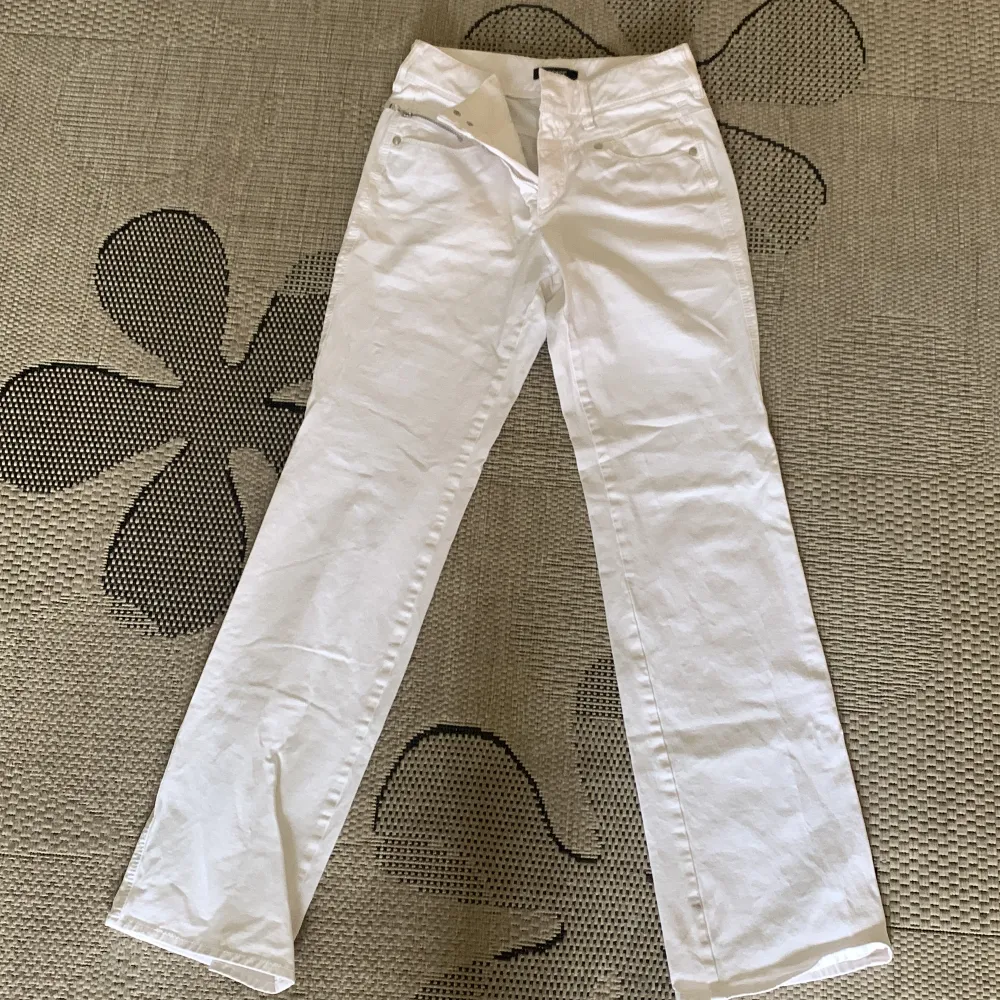 Superfina högmidjade vita byxor i nytt skick, knappt använda och super hög kvalite. . Jeans & Byxor.