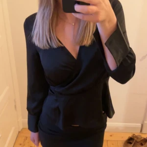 snygg fest topp - snygg topp från veromoda som nu slutats sälja💞köpt för 399kr, aldrig använd och prislapp kvar!!