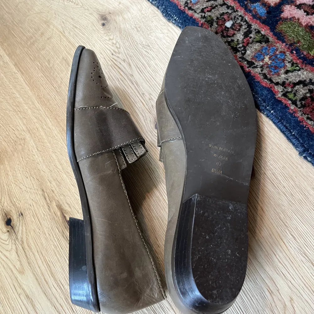 Coola vintage läder loafers, köpt second hand men aldrig använt pga för små. Stl 8 1/2 (39), men passar som en 38. . Skor.