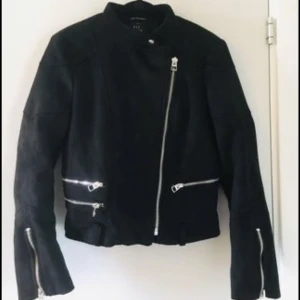 Bikerjacka zara - Snygg jacka i fejkmocka från zara