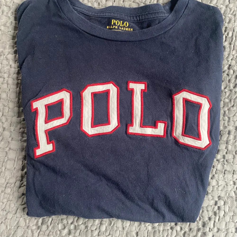 Polo Ralph Lauren långärmad tröja i xs i mörkblått. Är i fint skick.. T-shirts.