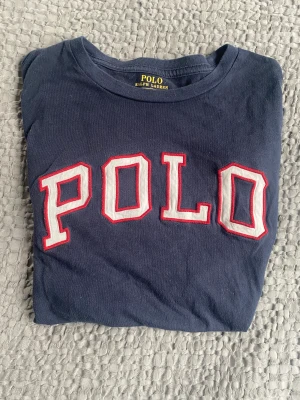 Polo Ralph Lauren långärmad tröja  - Polo Ralph Lauren långärmad tröja i xs i mörkblått. Är i fint skick.