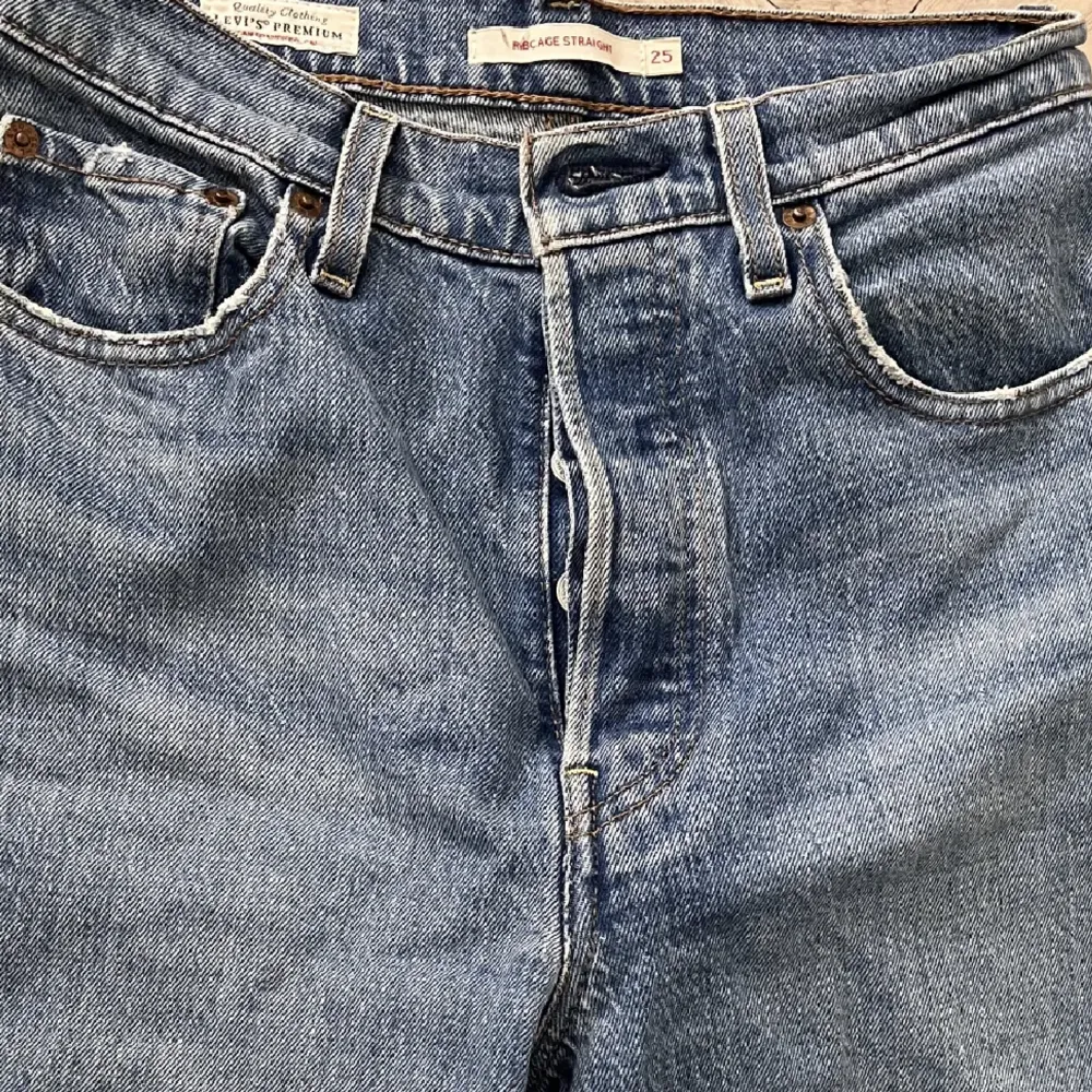 Levis jeans storlek 25. Straight leg. Säljer då de är för små. Jeans & Byxor.