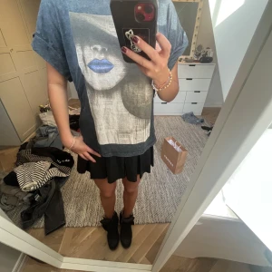 T-shirt med tryck - Säljer denna T-shirt med så coolt tryck! Köpt i Frankrike, vet ej märket.