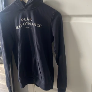 Peak performance hoodie - Peak performance hoodie i storlek 170. Tyvärr ett ytterst litet hål som man kan se på bild nr 3! Annars jätte fin💕