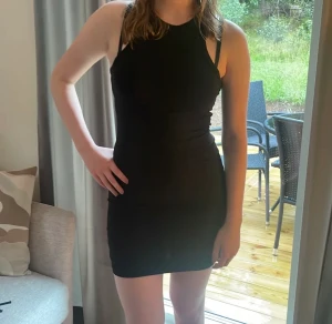 Svart klänning - En basic svart klänning, sparsamt använd så inga defekter❤️