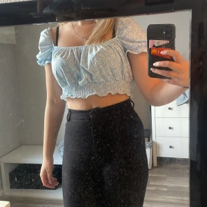 Fin tröja - Tyvärr står det ingen storlek i tröjan men skulle tippa på att den är xs-S💕 Väldigt fint skick 