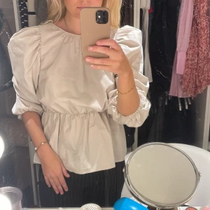 Zara blus - Oanvänd blus från zara i storlek M. Prislappen finns kvar (400kr)