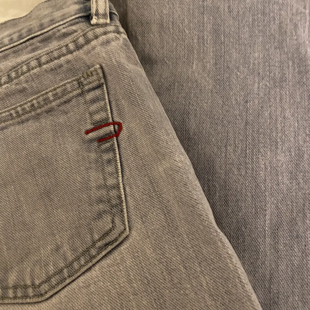 fina blå/grå lågmidjade utsvängda jeans!! säljer för att de är förstora på mig (köpta på sellpy) pris kan diskuteras💕. Jeans & Byxor.