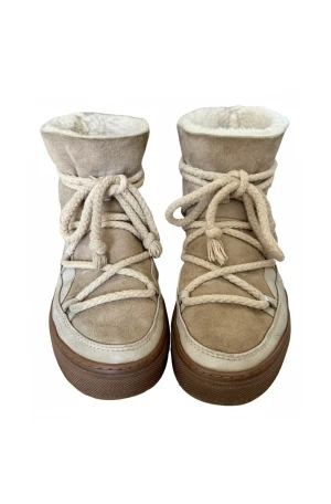 Inuikii  - Säljer nu mina inuikii i bra skick❤️storlek 42 men passar mig som brukar ha 41! Köpta på vestiare collective vilket är en hemsida som säljer begagnade märkeskläder som gör äkthetskontroller❤️ Har inte box❤️Kan gå ner t 1400 vid snabb affär! Org:3100