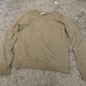 Stickadtröja - Säljer nu min jätte fina stickade tröja från Vila i storlek XS då den inte riktigt har kommit till användning. Tröjan är i jätte fint skick och inte använd så mycket, bara att höra av sig!