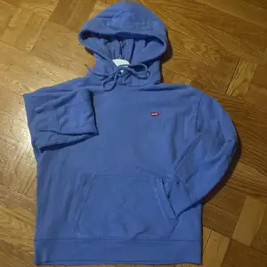 Levi’s hoodie i mörk blå/ konstigt lilla färg ish. Används inte längre 