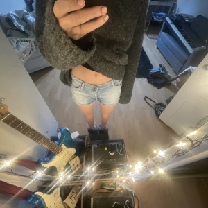 Jeansshorts - Supersnygga lowwaist shorts som är perfekta för varmare väder💘 Storlek 152 men passar mig med 32 perfekt då det är stretch🙌