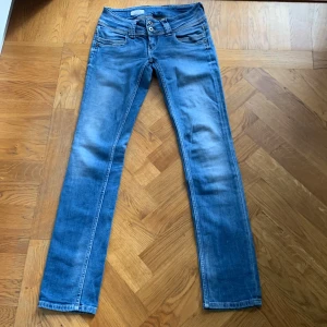 Lågmidjade jeans - Snygga lågmidjade jeans från Pepe Jeans! Storlek 26/32 🌸 Inga defekter!🌸