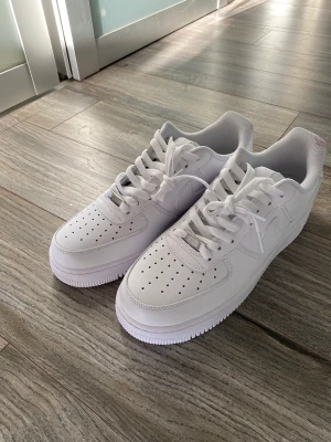Air Force 1 - Air Force One. Vill ej ha längre säljs billigt finns i 42/44