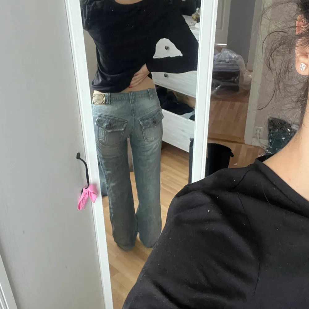 Roberto cavalli jeans som är lågmidjade och super snygga. Passar mig som är en 36:a men passar någon smalare än mig också❤️dem är ljus blå men lite grå också, kan inte bestämma mig😅. Jeans & Byxor.