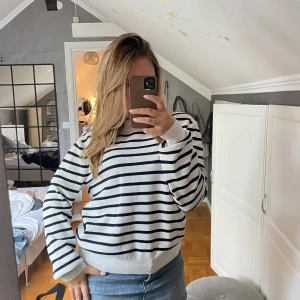Tröja  - Jätte fin randig tröja i jätte stretchigt skönt tyg med fina knappar på axeln. Känns jätte lyxig och sitter perfekt, lång i armarna och perfekt till hösten. Den är typ helt ny! Pris kan alltid diskuteras!!
