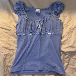 jättegullig topp - Den använd tyvärr inte därför så säljs den! Den har inga defekter. Om du har någon fråga eller sånt så är de bara att kontakta mig!! 