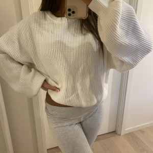Vit stickad tröja från zara  - Jätte fint och tjockt material ! 