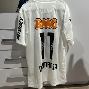 Neymar jr tröja - Fotbollströja storrlek L men sitter som M. Knappt använd. Säljs för 400kr