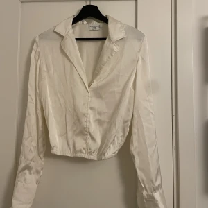 Skjorta i satin-material🥂 - Supersöt champangefärgad skjorta/blus i från misslisibell x NAKD🌸 Använd fåtal gåner!
