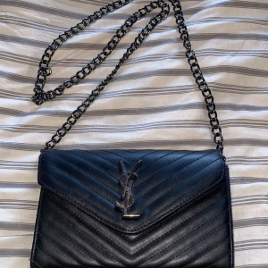 YSL väska - en ysl väska i väldigt fint skick men har blivit att jag aldrig använder den längre därav det billiga priset för att jag bara vill få bort sånt jag ej använder🫶🏻