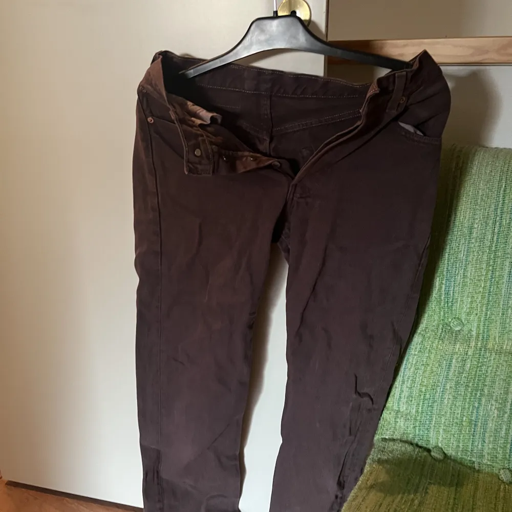 Jättefina bruna Levis jeans som tyvärr är för små för mig, pris kan diskuteras 💓storlek 28 i midjan och 32 i längden . Jeans & Byxor.
