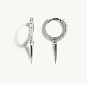 Peak hoops silver - Peak hoops i äkta silver med zirkon stenar. Helt oanvända och kvar i förpackningen🤍