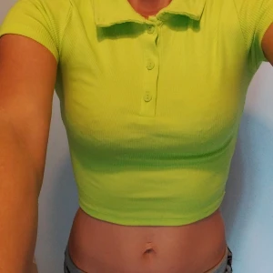 Topo - Kort topp i storlek xs köpt på new yorker. Helt oanvänd. Ljusgrön. Betalning sker via swish och köparen står för frakten.