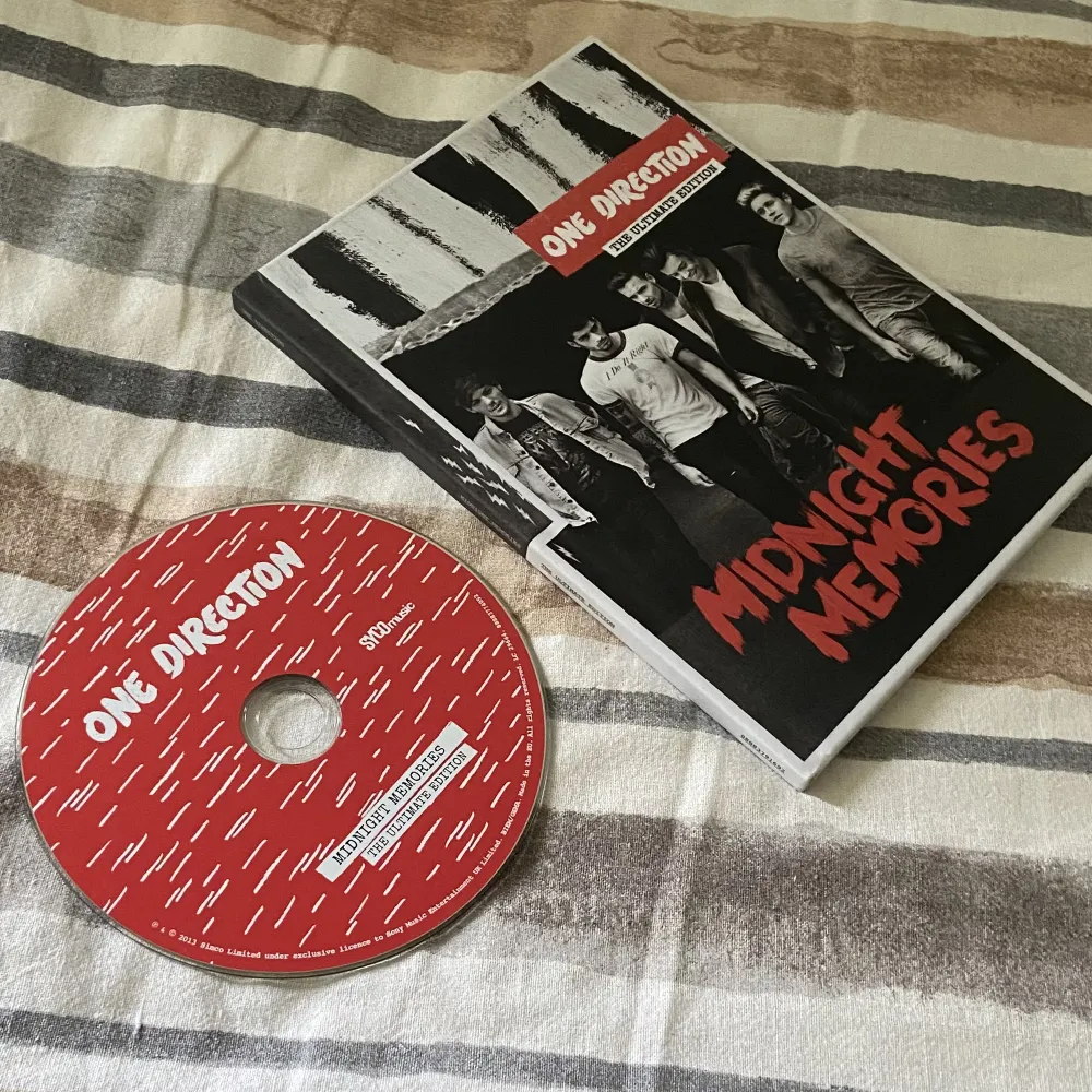 One Direction - Midnight Memories (The Ultimate Edition + ganska rare!) 🤗Boken och CD:en är sprillans nya, inga skador nånstans och har bara spelat den 1 gång! Skriv gärna om du har frågor! <3. Övrigt.