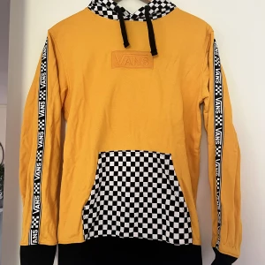 Vans hoodie  - Helt ny Vans hoodie endast använd ca två gånger  Storlek xs men är stor i storleken 