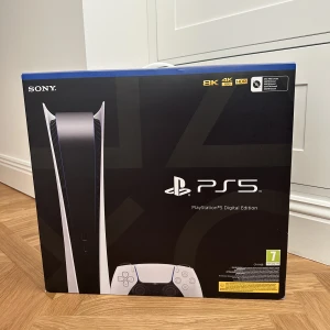 Playstation 5 - Playstation 5 Digital Edition. Säljes med alla original tillbehör.  Inte kommit till användning 