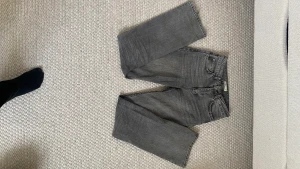 Jeans från Ginatricot  - Gråa bootcut jeans från Ginatricot i fint skick utan några fläckar eller hål