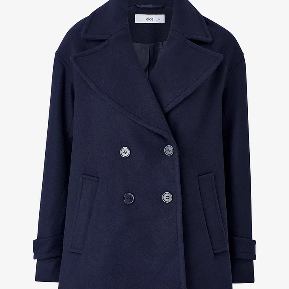 Säljer denna supersnygga kappa pågrund av att jag aldrig fått användning av den ordinarie pris är 899kr och mitt är 499kr❤️. Jackor.