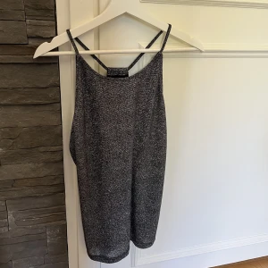 Glittrigt linne - Säljer detta fina glittriga linne. Storleks lappen är borta men skulle säga att det är som en S. Inga defekter och fint skick🤍🤍