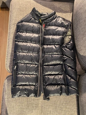Parajumper väst - Fet Pj väst som passar till mycket;) Självklart äkta fast en mer ovanlig modell som är köpt i butik ✅👌se kvitto på bild 3 Är öppen för att diskutera priset😁
