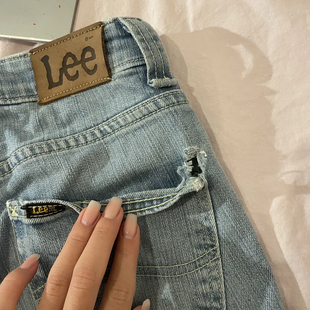 Jättesnygga Lee jeans, har ett hål vid högra fickan men har använt dem trots detta ❤️ går säkert att sy igen oxkså. är 175 för referens . Jeans & Byxor.