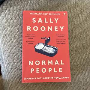 Normal People av Sally Rooney! Den är på engelska. Aldrig läst av mig.