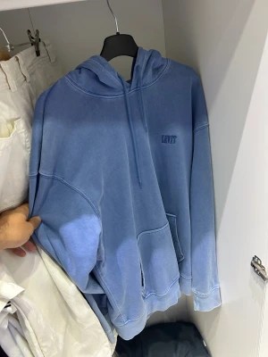 Levis tröja - Levis tröja som inte kommer till användning. Storlek M. Säljer den för 350kr. 